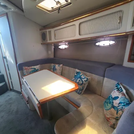 Freedom Boat House 船屋 *