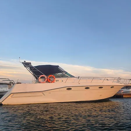 Freedom Boat House بوتيل فارو