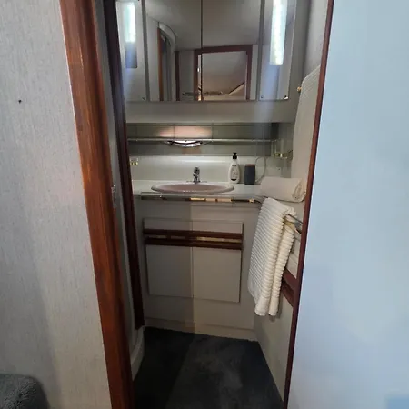 Freedom Boat House بوتيل فارو